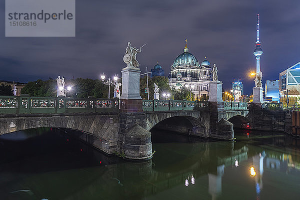 Deutschland  Berlin  Blick auf den beleuchteten Berliner Dom und den Fernsehturm