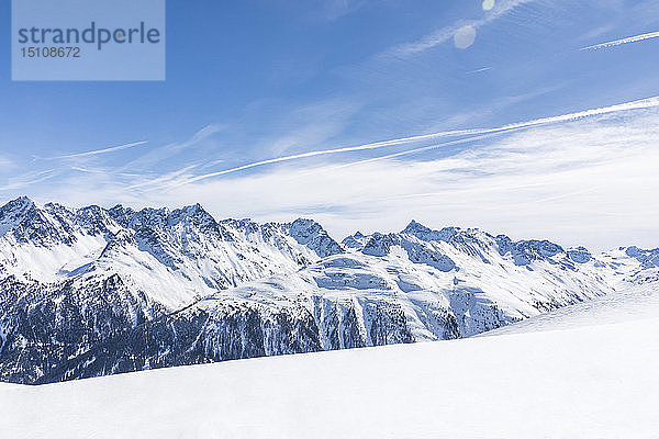 Österreich  Tirol  zwischen Ischgl und Galtür  Blick auf schneebedeckte Berge an einem sonnigen Tag