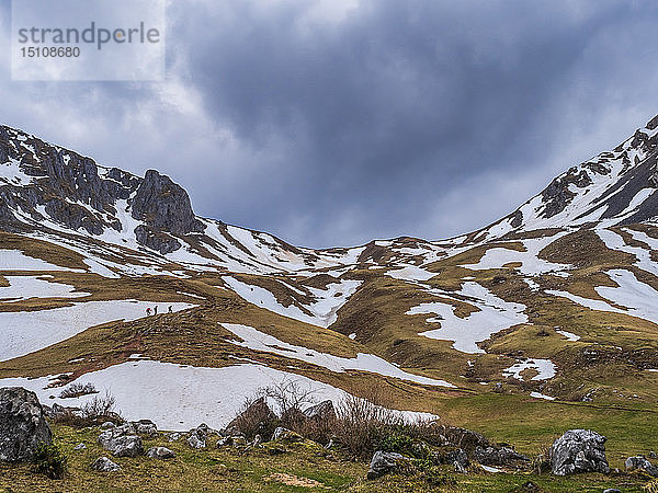 Spanien  Asturien  Tuiza de Arriba  Kantabrisches Gebirge  Menschen auf dem Weg nach Pena Ubina