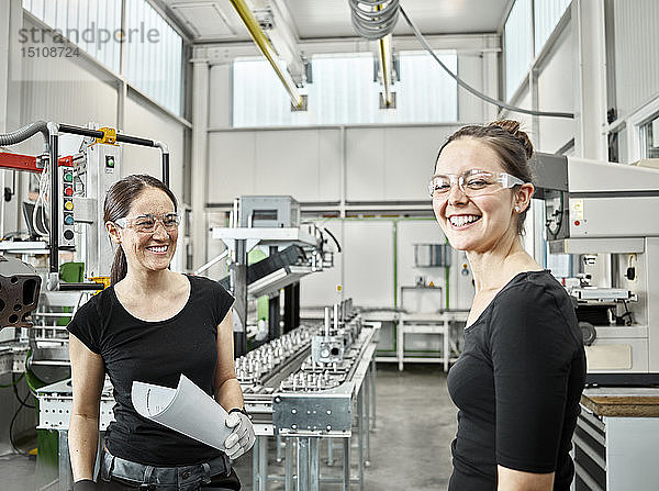 Zwei Frauen arbeiten an einer Maschine