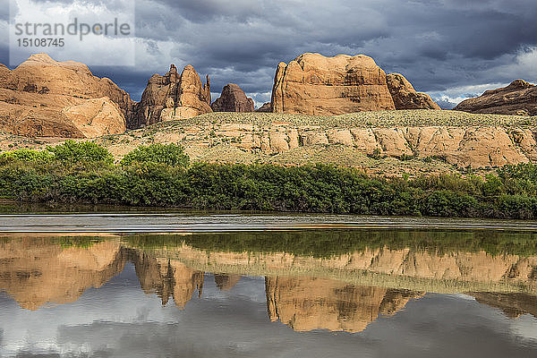 USA  Utah  Sandsteinfelsen  die sich im Colorado-Fluss spiegeln  Canyonlands-Nationalpark