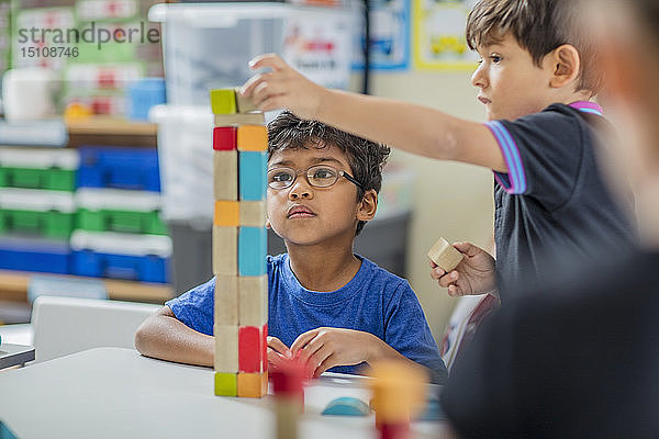 Jungen stapeln Bausteine im Kindergarten