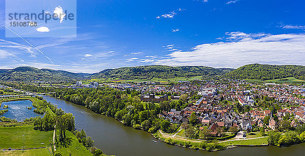 Panoramablick auf Kleinheubach mit dem Fluss Main  Bayern  Deutschland