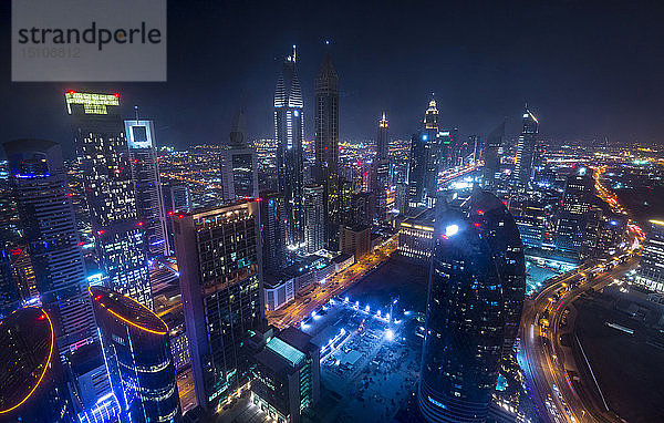 Vereinigte Arabische Emirate  Dubai  Stadtbild mit Sheikh Zayed Road bei Nacht