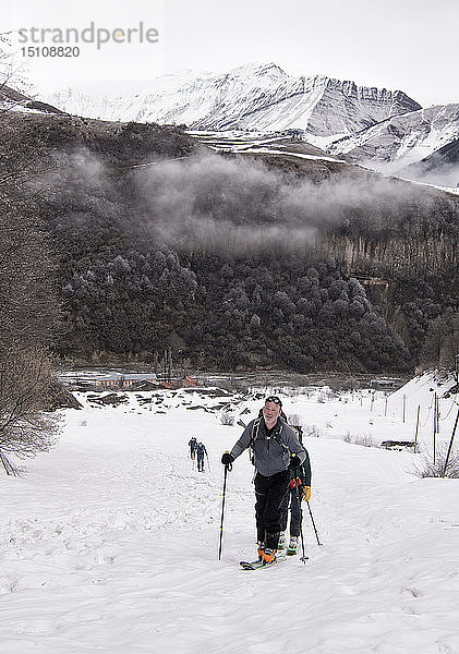 Georgien  Kaukasus  Gudauri  Menschen auf einer Skitour