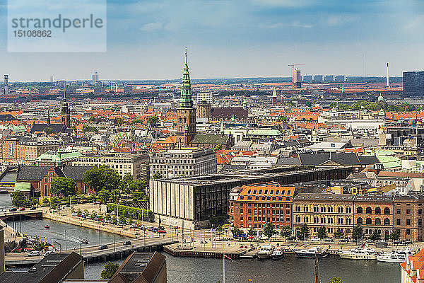 Blick von oben auf das Stadtzentrum von der Kirche Unseres Erlösers  Kopenhagen  Dänemark
