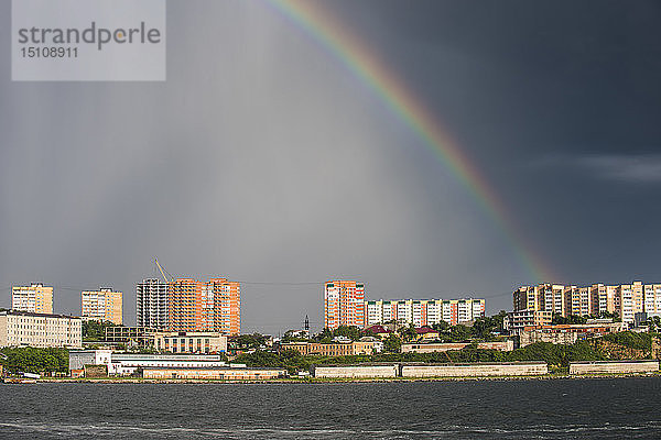 Regenbogen über der Skyline von Wladiwostok  Russland