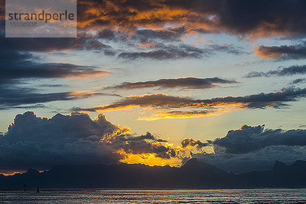 Französisch-Polynesien  Tahiti  dramatischer Sonnenuntergang über Moorea