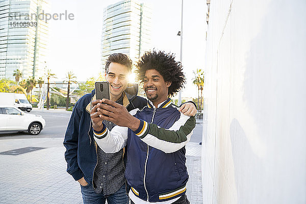 Zwei glückliche Freunde  die in der Stadt ein Selfie machen  Barcelona  Spanien