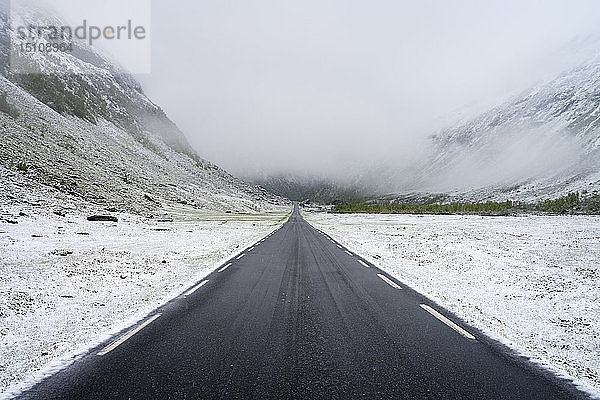 Leere Straße in Norwegen