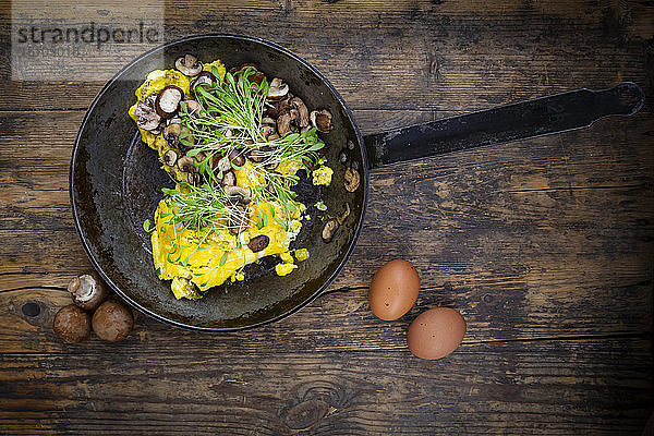 Omelette mit Champignon und frischer Kresse in der Pfanne
