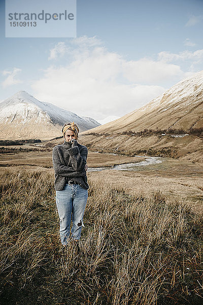 Großbritannien  Schottland  Loch Lomond und der Trossachs-Nationalpark  junge Frau steht in ländlicher Landschaft