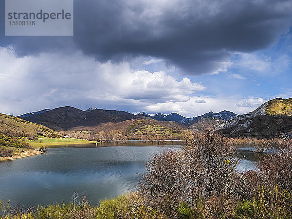 Spanien  Asturien  Camposolillo  Blick über den Stausee von Porma und das Kantabrische Gebirge