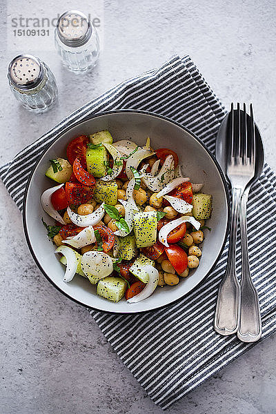 Salat mit Gurken  Kichererbsen  Zwiebeln  Kirschtomaten  Basilikum  Chiasamen
