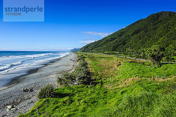 Küstenlinie und felsiger Strand bei Karamea  Südinsel  Neuseeland