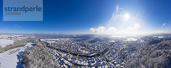 Deutschland  Bayern  Panoramablick über Wolfratshausen mit Loisach im Winter  Luftaufnahme