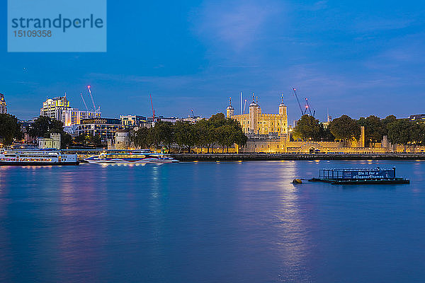 Großbritannien  London  die Themse und der Turm bei Nacht