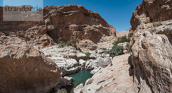 Tourist mit Blick auf das Wadi Bani Khalid  Oman