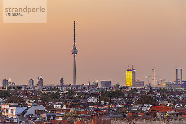 Deutschland  Berlin  Skyline bei Sonnenuntergang