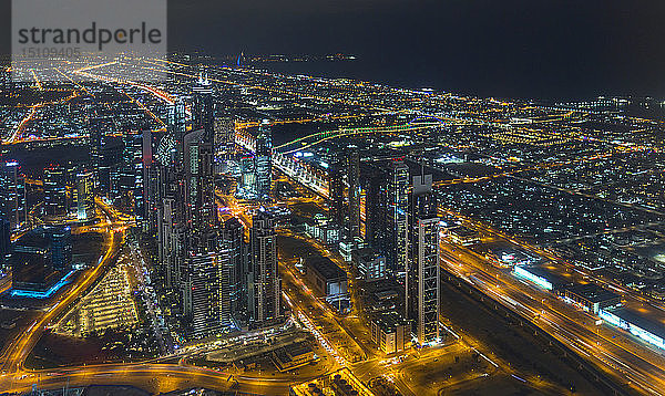 Vereinigte Arabische Emirate  Dubai  Sheikh Zayed Road bei Nacht