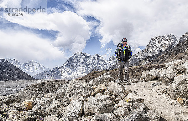 Nepal  Solo Khumbu  Everest  Bergsteiger am Gorak Shep