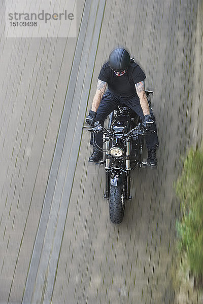 Motorradfahrer auf Harley Davidson Sportster 48  von oben