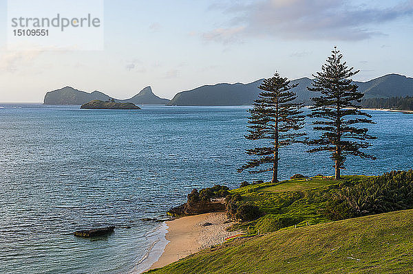 Strand auf einem Golfplatz mit Blick auf Lord Howe Island  New South Wales  Australien