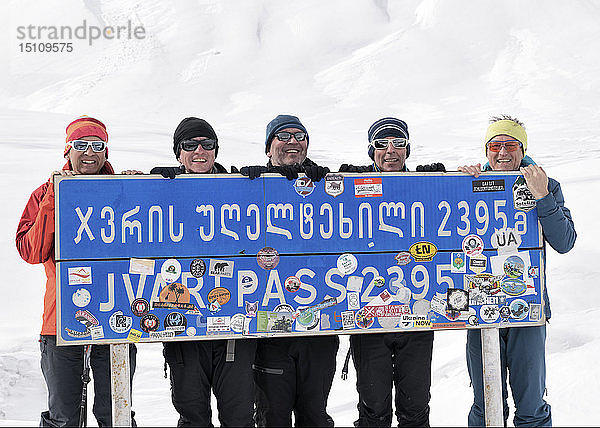 Georgien  Kaukasus  Gudauri  Porträt glücklicher Skitourengeher  die ein Schild halten