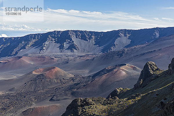 USA  Hawaii  Maui  Haleakala  Vulkanlandschaft mit Wolken  Blick in den Haleakala-Krater