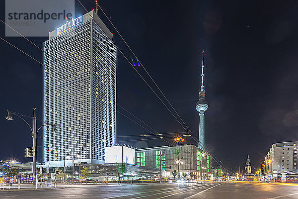 Deutschland  Berlin  Blick auf den beleuchteten Fernsehturm bei Nacht