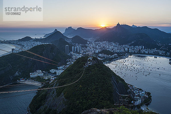 Blick vom Zuckerhut-Berg  Rio de Janeiro  Brasilien