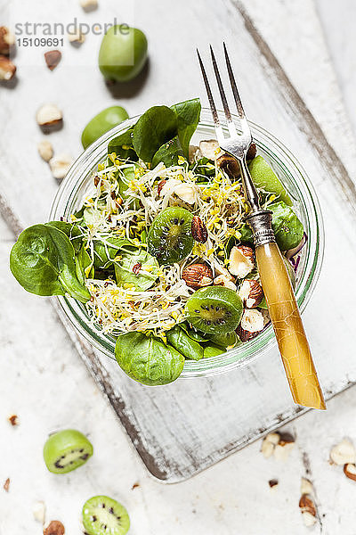 Quinoa-Salat mit Feldsalat  Kohl  Mini-Kiwi und Haselnüssen