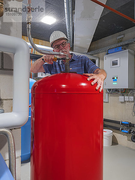 Leitender Handwerker prüft Wasseraufbereitungsanlage