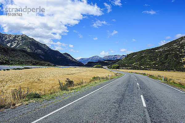 Straße  die über den Lewis-Pass führt  Südinsel  Neuseeland