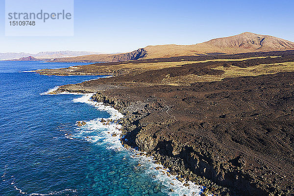 Spanien  Kanarische Inseln  Lanzarote  Tinajo  Naturpark Los Volcanos  Luftaufnahme über Felsküste