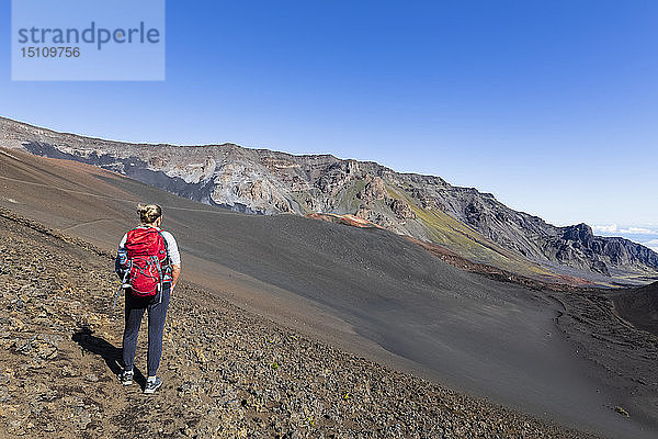 Tourist genießt die Aussicht vom Sliding Sands Trail  Haleakala-Vulkan  Haleakala-Nationalpark  Maui  Hawaii  USA