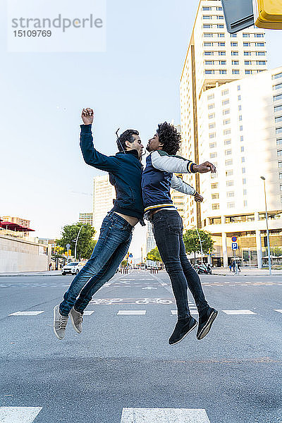 Zwei glückliche Freunde springen in der Stadt  Barcelona  Spanien