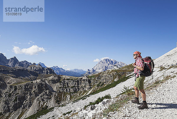 Wanderer auf Wanderweg  Tre Cime di Lavaredo Aera  Naturpark Tre Cime  Unesco-Weltnaturerbe  Sextener Dolomiten  Italien