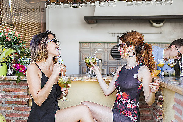Zwei Frauen bei einem Drink in einer Bar