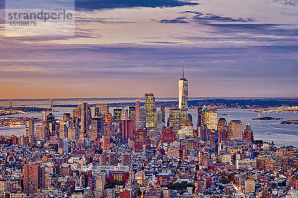 Luftaufnahme der Skyline von Manhattan bei Sonnenuntergang  New York City  New York  USA