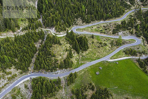 Luftaufnahme über Serpentinen am Hahntennjoch  Lechtal  Tirol  Österreich