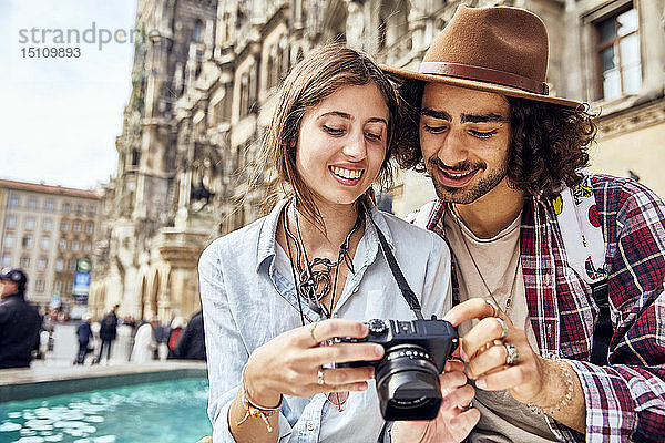 Junges Paar beim Fotografieren