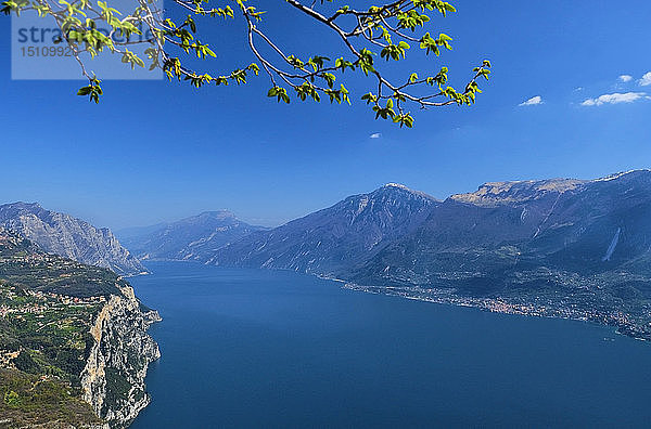 Italien  Lombardei  Gardasee  Blick nach Tremosine sul Garda