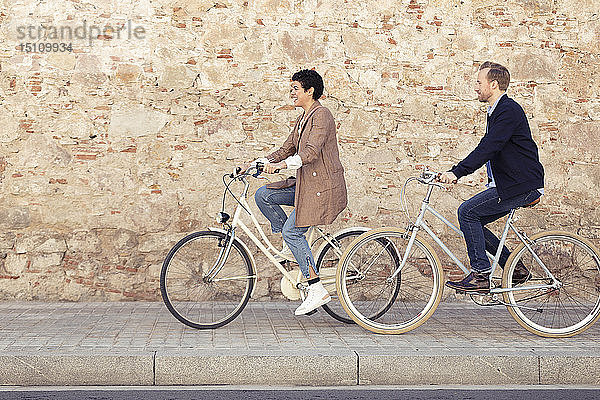 Paar mit Fahrrädern in Barcelona