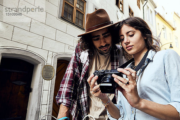 Junges Paar beim Fotografieren