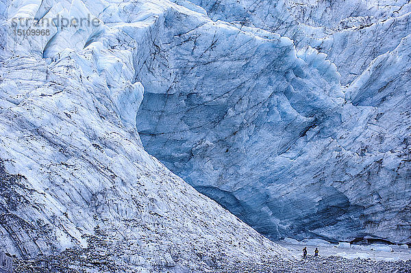 Touristen beim Wandern zum gigantischen Gletscherausfluss des Fox Glacier  Südinsel  Neuseeland