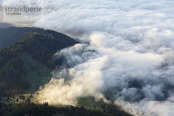 Österreich  Tirol  Grafschaft Innsbruck  Gnadenwald  Hundskopf  Blick auf das Inntal bei Sonnenaufgang