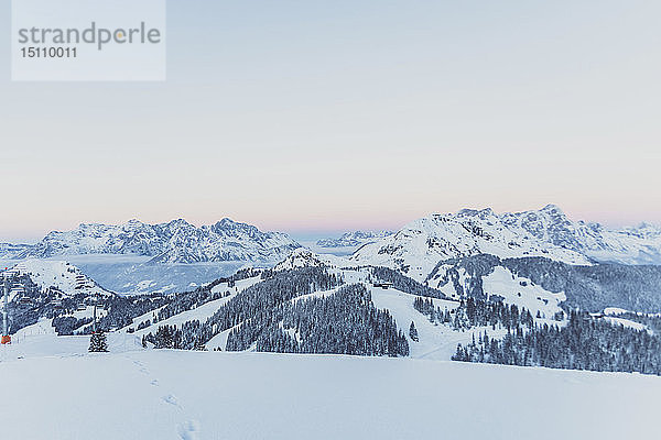 Blick über verschneite Berge in der Abenddämmerung  Saalbach Hinterglemm  Pinzgau  Österreich