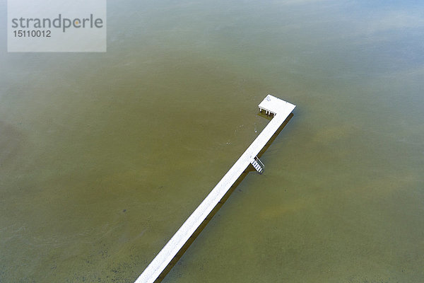 Deutschland  Bayern  Sankt Heinrich  Starnberger See  schneebedeckter Steg  Luftaufnahme