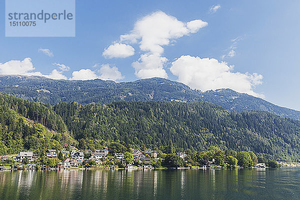 Häuser am Seeufer  Millstätter See  Kärnten  Österreich